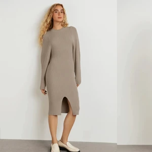 Stickad klänning från Ginatricot - Säljer denna fina klänning från Ginatricot då den ej kommit till användning 👗 Helt oanvänd i storlek M, passar även S. Nypris 499kr, mitt pris 200kr exklusive frakt