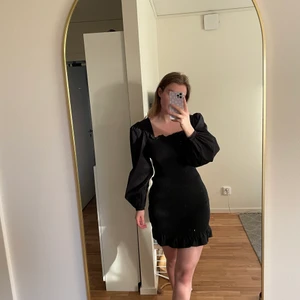 Svart klänning - Svart klänning från NA-KD i storlek 38. Klänningen är i bra skick och använd endast en gång. 