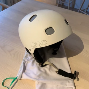 Vit poc skidhjälm - En vit poc hjälm i väldigt bra skick. Det är en väldigt bra hjälm som är även väldigt snygg. Nypris ca 1500kr. 