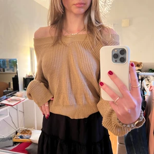 Brun/beige stickad tröja - Brun/beige stickad tröja. Tröjan är off shoulder ifrån Gina tricot och dessutom i väldigt bra skick. Storlek M. 🙌💓