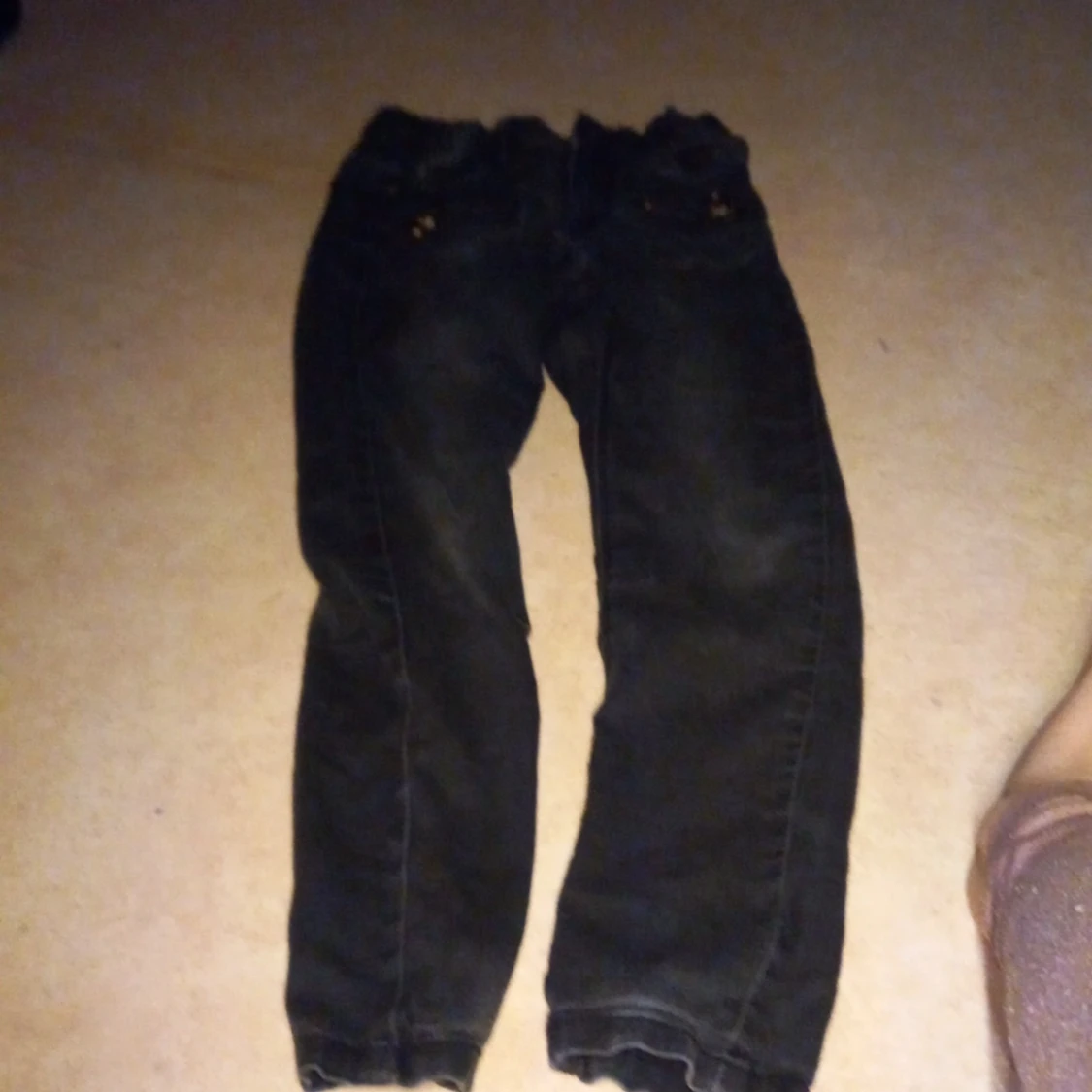 Svarta jeans 40 kr plus frakt 15 kr - 91