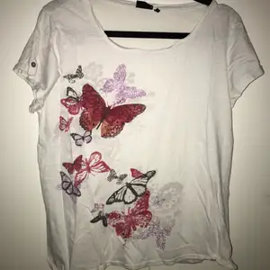 En jätte snygg, vit, vintage t-shirt med blommor och fjärilar. Väldigt fint skick och skönt matrial. Storleken är L, men passar som M också. Kontakta mig för fler bilder. Priset kan diskuteras! 😊❤️
