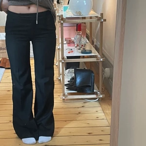 Lågmidjade kostymbyxor - SÅ SJUKT SNYGGA LÅGMIDJADE KOSTYMBYXOR! Passar verkligen till ALLT, men tyvärr har de blivit lite för små för mig. De är från zara och är i storlek XS💓💓💓