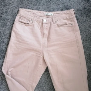 Perfekta beiga jeansen - Högmidjade beiga jeans från gina tricot (köptes av Sanna Jörnvik via plick) men passar inte mig längre. Så fina till våren! 