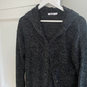 Stickad med luva - Cool tröja med luva, använd 1 gång. Från nakd