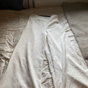 Utsvängda vita byxor från london - Vita mjukisbyxor passar allt från m-xl pga att dem är stretchiga. Köparen står för frakt om det ska skickas!🥰