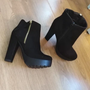 Oanvända - Mocka skor aldrig använda 