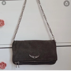 Zadig voltaire väska - Zadig voltaire väska köpt i början av 2021. Använd sparsamt men mycket. Inge slitning på väskan men liten skada på den korta kedjan. Dustbag finns men tyvärr inget kvitto (köp direkt för 750kr)