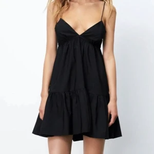 Svart zara klänning  - Super fin svart klänning från zara!❣️ aldrig använd då jag råkade köpa två stycken likadana, lappen finns kvar. Klänningen passar xs-s, nypris 359kr