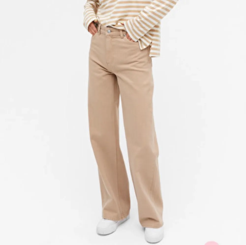 snygga monki byxor i modellen Yoko, använda 2 gånger jätte fint skick🖤. Jeans & Byxor.