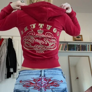 Juicy couture kofta - Asball kofta från juicy couture!! Cool röd färg och skitsnygg passform. Något kroppad men lång i ärmarna 💋