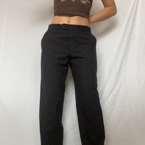 Randiga svarta kostymbyxor  - Perfekta randiga svarta kostymbyxor i mycket bra kvalité! Plagget är i gott defetfritt skick. Mina mått är 76-105 och jag bär oftast w30 i byxor. Köpare står för 66kr spårbar frakt. 