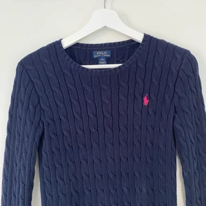 Ralph lauren tröja - Kabelstickad Ralph lauren tröja, marinblå. Barnstorlek (12-14 år) cirka XXS 