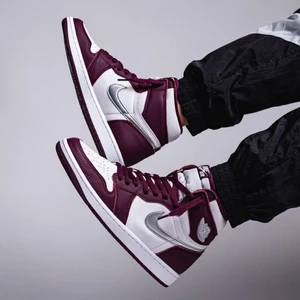 Jordan 1 high bordeaux - Helt nya och storlek 43