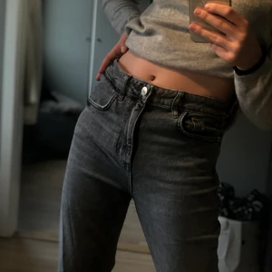 Gråa jeans - Säljer mina superfina gråa jeans från zara i mid rise. Andvända 1 gång så de är i superfint skick. Jag är 1,64 och de sitter bra på mig i längden. Som ni kan se på andra bilden så har de även slits på båda sidorna.i inte sätt de på hemisidan på ett tag så lite osäker på om de finns kvar💕skriv om ni har frågor och köparen står för frakt💕