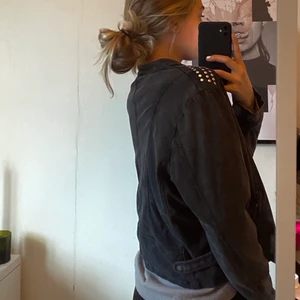Jacka - En jättefin och cool vårjacka med nitar/paljetter på axlarna. 💕 jackan är köpt på Lindex för ganska länge sen, så den finns inte kvar att köpa där:).