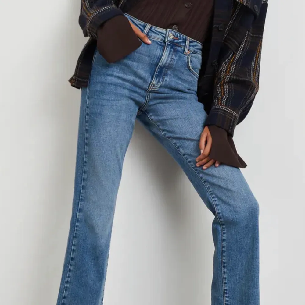 Jeans Gina tricot storlek 38 modell Ylva ljustvätt. Tar emot bud, kan mötas upp i Sthlm eller skicka . Jeans & Byxor.