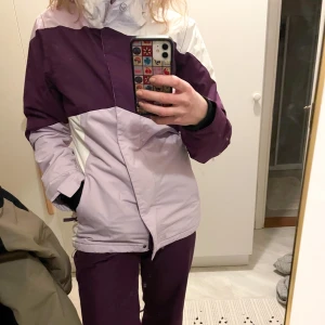 Roxy snowboardjacka + byxor - Säljer min fina jacka och täckbyxor från Roxy. De är i storlek large men är mer som en medium.