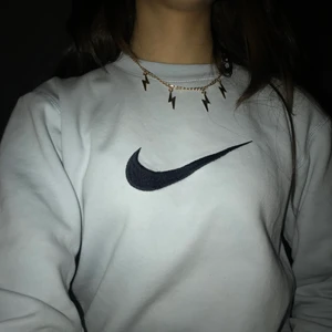 Nike vintage - Superfin ljusblå nike sweatshirt. Älskar den men kommer för någon anledning inte till användning så ofta🤷🏼‍♀️ storlek 146/152 men sitter mer som en xs/s❤️ pris är diskuterbart💗