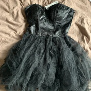 Klänning  - As snygg svart klänning helt ny ,  nypris 400