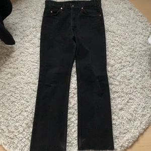 Svarta Levis 517 - Svarta Levis 517, bootcut. Förstår inte hur dessa är storlek 34 i midjan, jag brukar ha 30 och de passar mig utmärkt. 