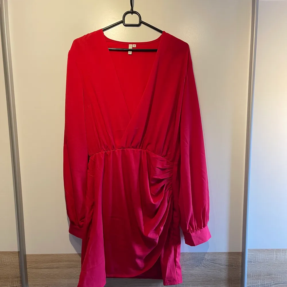 En fantastiskt fin röd klänning som passar till de flesta eventen. Helt ny och aldrig använd! köpt på nelly Ord.pris 399. Klänningar.