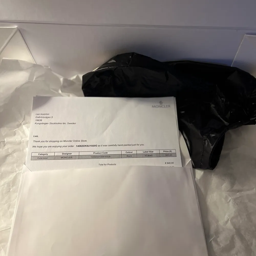 Moncler Acorus Down Jacket i 9/10 skick. Ett väldigt litet hål finns om man kollar riktigt noga. Köpt för 7000:- på på moncler hemsida. Box, kvitto och tags finns kvar. . Jackor.