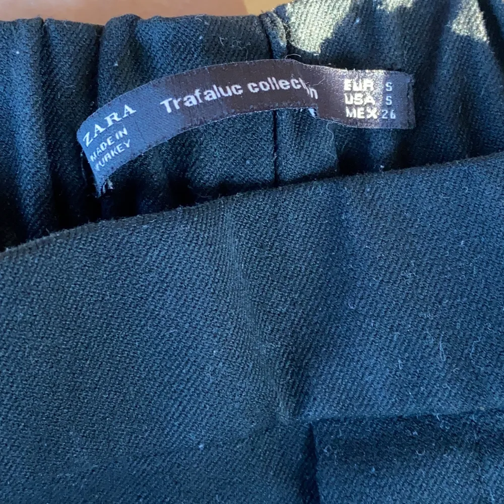 Sköna svarta byxor från Zara, går både att klä upp och ner!❤️‍🔥 Hör av dig för mer info och bilder. Köparen står för frakt📦. Jeans & Byxor.