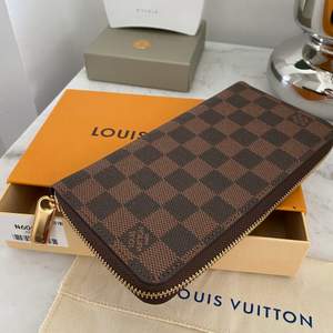 Helt ny Louis Vuitton liknande plånbok. Äj äkta men jättefin tillverkad, du kan jamföra med bilder på LV hemsida. Kommer med tillhörande låda och dustbagen. Frakten tillkommer. 