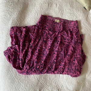 Långkjol Urban - Så jädrans kön och flowy. Älskar!! har dock gått o blivit tråkig å färglös så vill ba gå i gråskala. köpt förra våren 