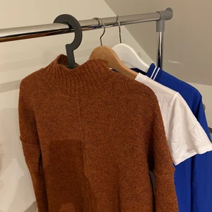 Fin brun tröja - Stickad tröja i fin djupbrun färg. Använd ytterst lite. 