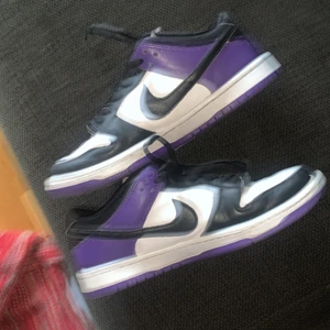 Dunk Sb court purple - Sparsamt använda Dunks. Nypris runt 3000 . Mitt pris 1400. Storlek 42. 