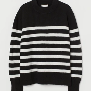 H&M- Randig stickad tröja  - Säljer denna slutsålda underbara stickade tröjan från hm! Passar perfekt med jeans eller kostymbyxor till vardags, men också över en klänning en sen sommarkväll! Den här inte alls stickig!! Använd ett fåtal gånger, så i väldigt fint skick! Buda från 100 eller köp direkt för 250 exklusive frakt!!