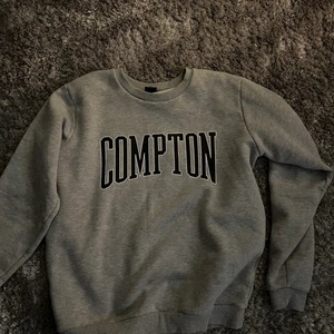 Grå Sweatshirt  - Säljer denna gråa sweatshirten som knappt kommit till användning , storlek L men passar även M.                     150+frakt.  Skriv privat för fler bilder. 