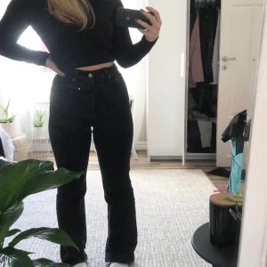 Levis jeans - Säljer mina levisjeans då de är för långa för mig, de är i modellen ribcage boot. Jag är 165 och har small i byxor i vanliga fall. Jeansen är i storleken w29 l31. Är knappt använda✨✨ 