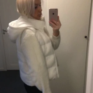 Vit puffer väst - Super fin väst från shein som är köpt för ungefär 2 år sedan, passar med nästan allt💓