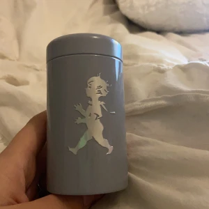 Solstickan tändsticksask - Köpt på Åhléns för 140kr , säljes för 100 kr inklusive frakt. Fint skick och aldrig använd!