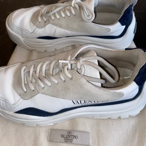 Valentino skor - Äkta valentino skor köpta i  butik för 4999kr. Säljer för 1200kr. Använda ett par gånger. Inte riktigt min stil och därav säljer jag de. Väldigt fina och lätta att matcha. Pris kan diskuteras. Storlek 39/40