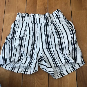 Shorts  - Shorts från lindex, strl 140 men passar mig med xs! Köpte 2020, ganska använda men är i fint skick!💗