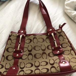 Vintage väska - Säljer denna väska ja köpte second hand för ett tag sedan. Helt oskadd förutom jätte lite under väskan, se sista bilden. Väldigt rymlig och bra med olika fack i den! 