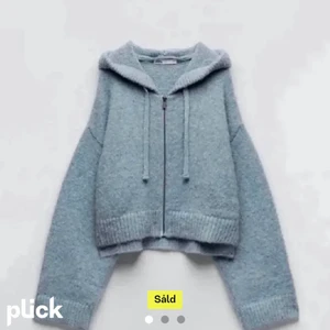 Kofta Zara - Säljer denna jättefina stickade kofta/hoodie från zara eftersom att den inte riktigt kommer till användning. Den är i storlek. Frakt ingår ej i priset! Skriv ett meddelande så skickar jag egna bilder❤️