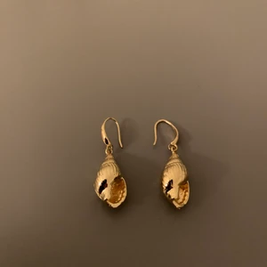 Örhängen Snäckor - Örhängen som ser ut som snäckor. Egengjorda. Köpare står för frakt.