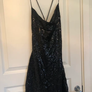 Paljettklänning - Säljer en snygg paljettklänning med knytning i ryggen. Den är endast använd 1 gång så i väldigt fint skick. Storlek S💕