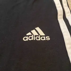 Nästan oanvända adidas byxor som är svarta och vita. I gott skick. Sommar + tränings byxor 