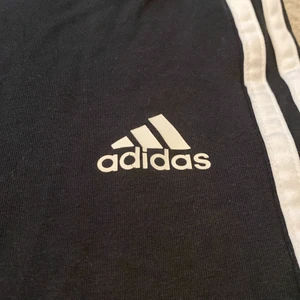 Adidas byxor - Nästan oanvända adidas byxor som är svarta och vita. I gott skick. Sommar + tränings byxor 
