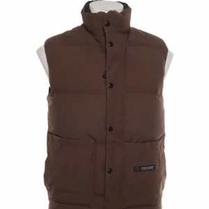 Canada goose väst brun (S) - En canada goose väst! Använd ett fåtal gånger men ser ut som ny. Den är bra till våren nu. Jag sålde den för den var för liten! Men den passar perfekt till de som har storlek S.(Laddar upp igen pga sluten budgivning)