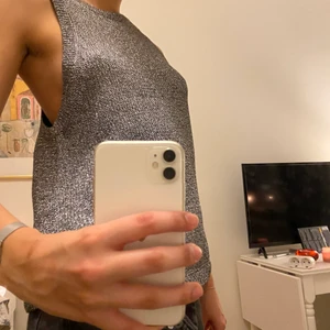 Silvrigt linne - Säljer detta silvriga, glittriga linne från hm, storlek s.