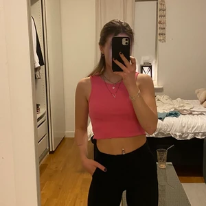 Topp - Säljer mitt trendiga croppade linne från monki, perfect till sommaren. Frakt tillkommer💕