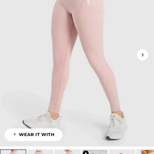 Ljusrosa gymshark leggings  - Säljer dessa superfina träningstights från gymshark då de tyvärr inte passade mig. Storleken är S och de är endast testade, så alltså nyskick.😍 Modellen är Adapt camo seamless leggings och kostar 649kr nya.💕