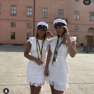 Vit mönstrad klänning🐚 - Perfekta studentklänningen, använd 1 gång under studenten 2020 har bara hängt i garderoben sedan dess! Super fin passform! 